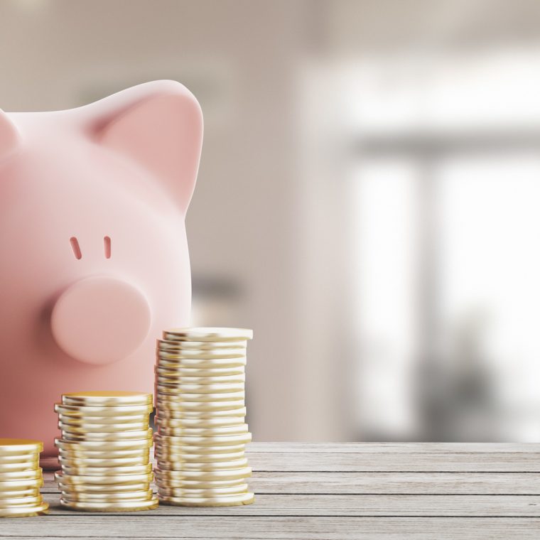 Tirelire cochon et pièces de monnaie