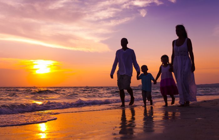 Famille se promenant sur la plage