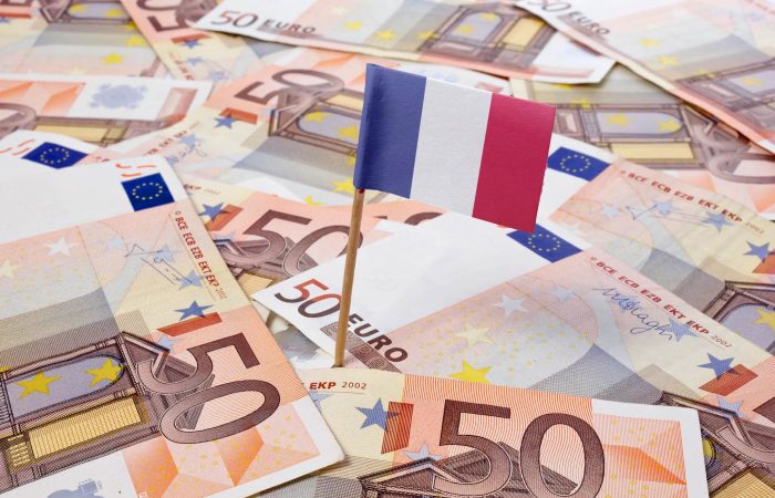 Drapeau français sur un tas de billets de 50 euros