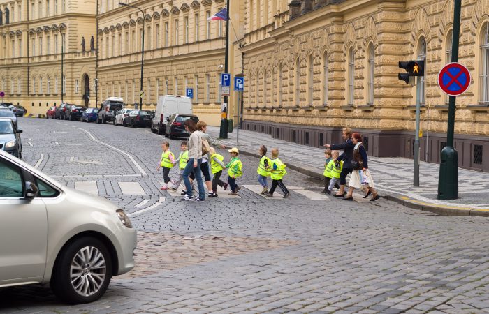 Enfants traversent sur le passage piéton