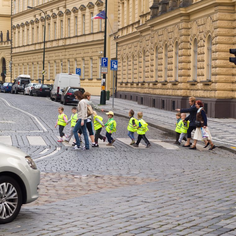 Enfants traversent sur le passage piéton