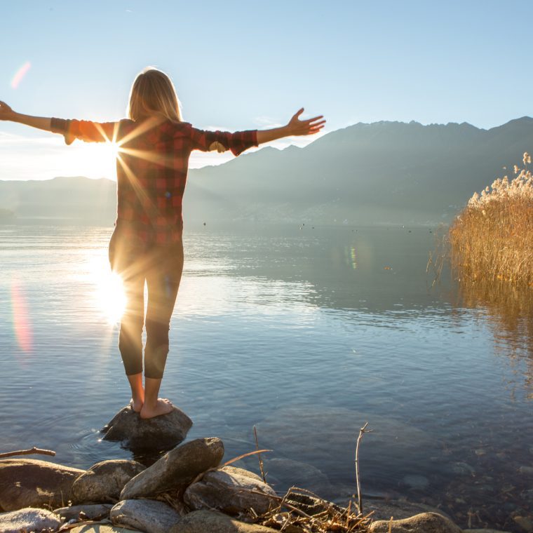 Jeune femme sur un lac de montagne