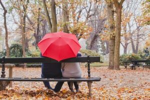 Couple retraité sur un banc